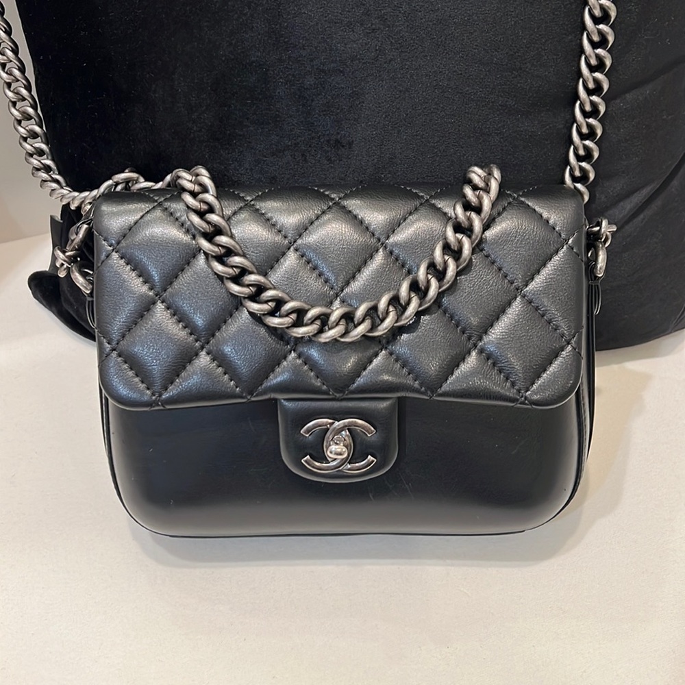 Chanel crossbody. Chanel boy bag cross body.